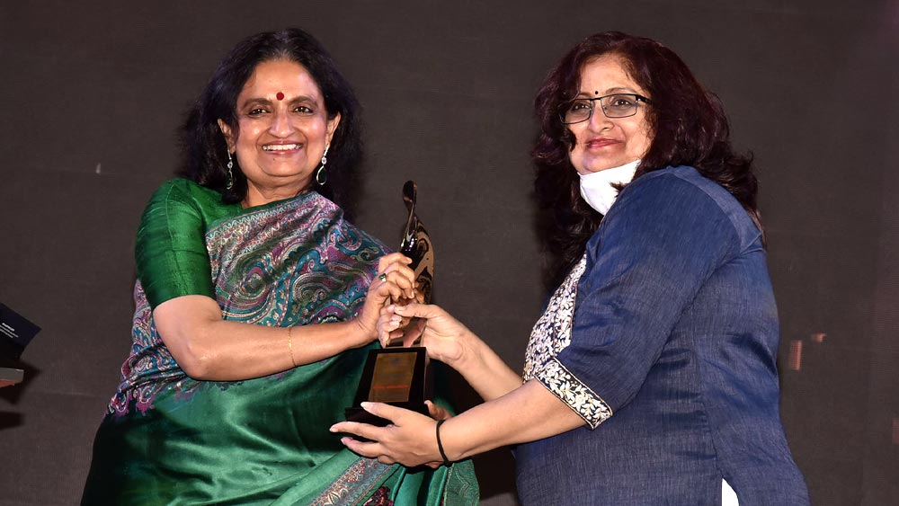 দ্বিতীয় স্থান পেয়েছেন সোনাল ভরসানেয়া। তাঁর হয়ে অনুরাধা লোহিয়ার হাত থেকে পুরস্কার নিচ্ছেন গায়ত্রী শর্মা। 
