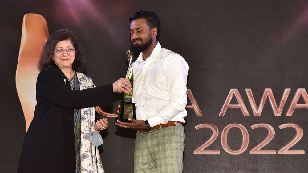 প্রতিযোগিতায় প্রথম হয়েছেন সুমন চন্দ্র। সিমা গ্যালারির অধিকর্তা রাখী সরকারের হাত থেকে পুরস্কার নিলেন তিনি। 