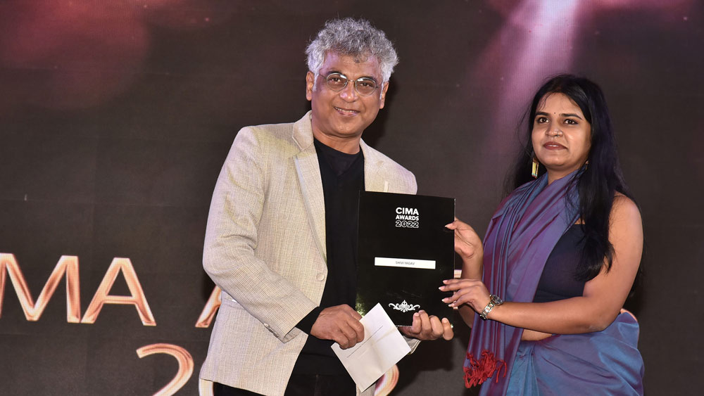 শিভি যাদবও পেলেন ‘ডিরেক্টর্স চয়েস অ্যাওয়ার্ড’। তাঁর হাতে পুরস্কার তুলে দিলেন সুমন মুখোপাধ্যায়।