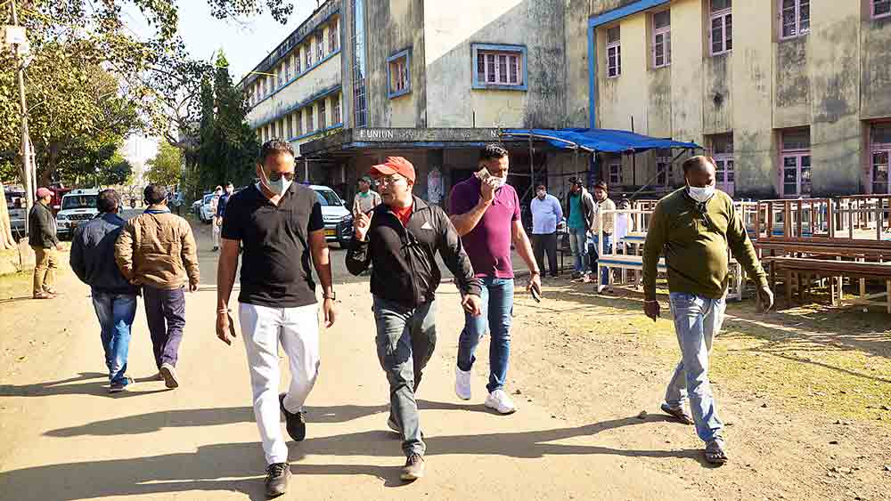 স্ট্রংরুম ও গণনাকেন্দ্রের নিরাপত্তা ব্যবস্থা খতিয়ে দেখছেন পুলিশ আধিকারিকেরা। আসানসোলের ধাদকায় পলিটেকনিক কলেজ চত্বরে রবিবার। 