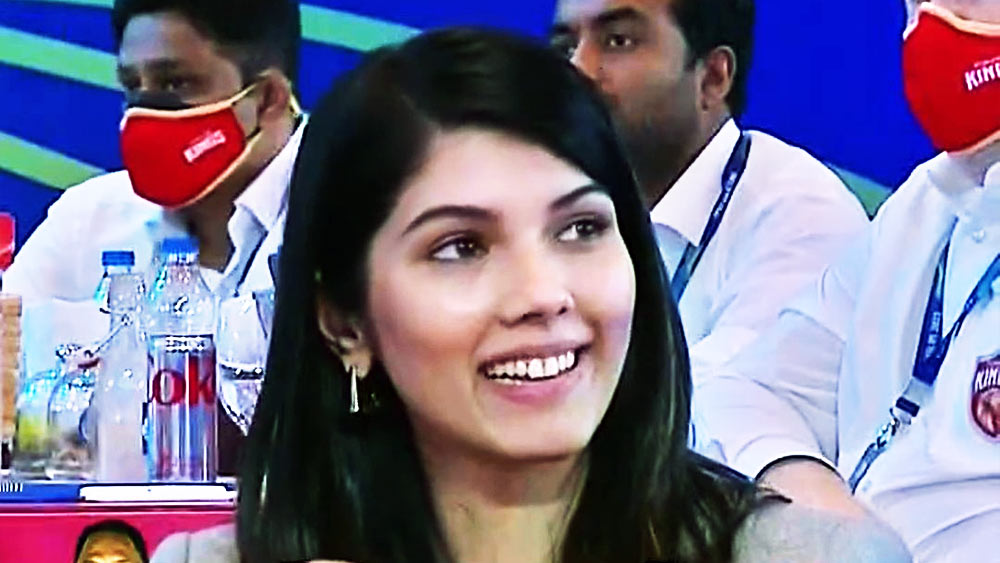 কখনও উৎকণ্ঠা, কখনও বা উচ্ছ্বাস— নিলাম চলাকালীন ঘুরেফিরে কাব্যর নানা অভিব্যক্তিকে ধরছিল টেলিভিশন ক্যামেরার মুখ। সে সব দেখে নেটমাধ্যমে অনেকেরই প্রশ্ন, সানরাইজার্স হায়দরাবাদের এই মহিলা কে?