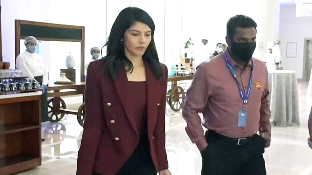 চেন্নাইয়ের স্টেলা মারিস কলেজ থেকে বাণিজ্যে স্নাতক হওয়ার পর এমবিএ ডিগ্রি নিতে আমেরিকায় গিয়েছিলেন কাব্য। নিউ ইয়র্ক বিশ্ববিদ্যালয়ের লিওনার্ড স্টার্ন স্কুল অব বিজনেস থেকে বিজনেস ম্যানে়জমেন্টের পড়াশোনা শেষে দেশে ফেরেন। তার পর পারিবারিক ব্যবসার দায়িত্ব কাঁধে তুলে নেন কাব্য।