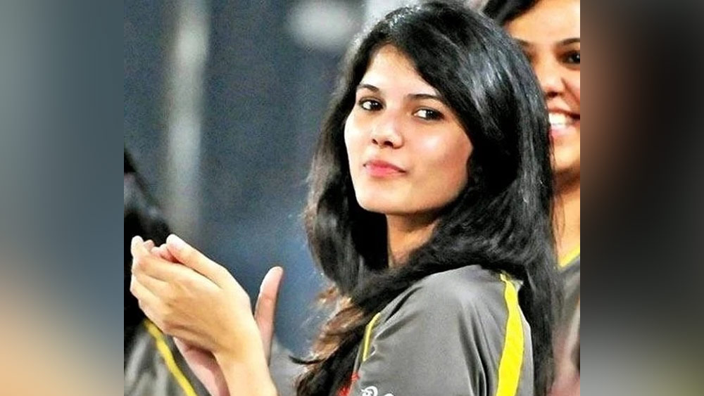 আইপিএলের নিলামের সময় যাবতীয় আকর্ষণের কেন্দ্রবিন্দু হয়ে ওঠা কাব্যকে নিয়ে অনেকেই নেটমাধ্যমে নানা কথা বলেছেন। তাঁদের একজনের রসিক মন্তব্য, ‘আইপিএলের নিলামে কেউ প্রীতি জিন্টার অনুপস্থিতি টেরই পাচ্ছেন না। তা পুষিয়ে দিয়েছেন কাব্য!’