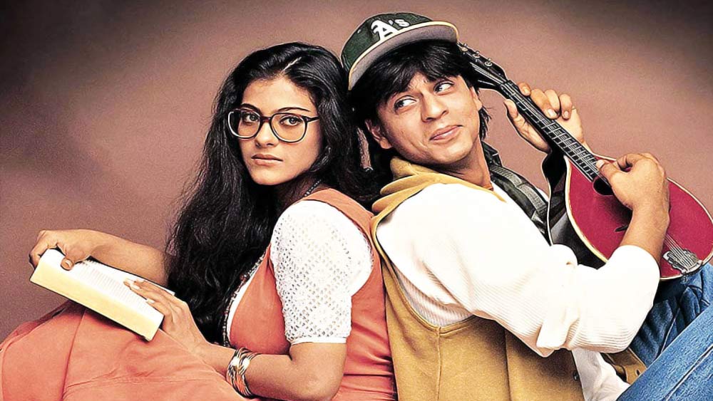 বলিউডি প্রেম নিয়ে কথা হবে, অথচ রাজ-সিমরনের প্রসঙ্গ উঠবে না? তা কি কখনও হয়! সেই কবে তাঁদের দেখা গিয়েছিল পর্দায়। ১৯৯৫ সালের অক্টোবরে ‘দিলওয়ালে দুলহনিয়া লে জায়েঙ্গে’ মুক্তির পর প্রায় ২৭ বছর গড়িয়ে গিয়েছে। অথচ আজও নাকি অমলিন সে ছবির রাজ-সিমরন জুটির প্রেম।