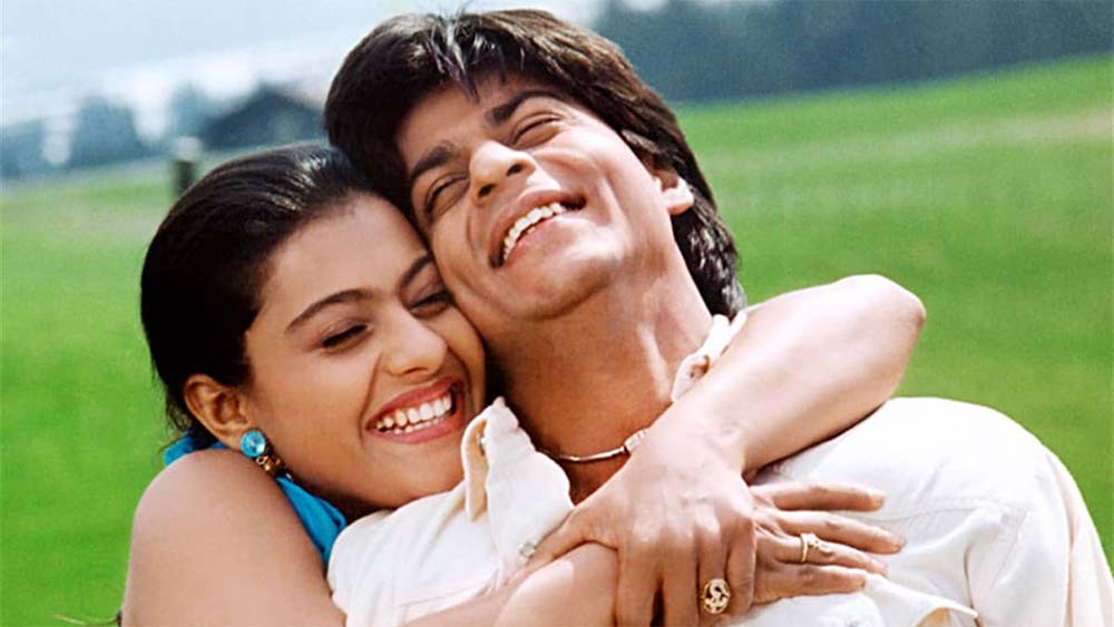 বাস্তবে এমন নাটকীয় প্রেমকাহিনির কথা কম শোনা গেলেও বলিউডি ছবিতে রোম্যান্সের অভাব নেই। তাতে দেখনদারিও কম নয়। তবে অতিনাটকীয়তার মিশেল থাকলেও বেশ কয়েকটি জুটির রোম্যান্স অনেকেরই মনে গেঁথে থেকেছে। কোন ছবিগুলিতে দেখা গিয়েছিল সেগুলি? 