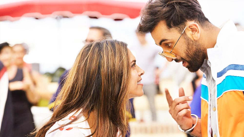 ‘তামাশা’য় আবার প্রেমের উপলব্ধি অন্য ভাবে এসেছে। একে অপরকে সহ্যই করতে পারেন না তারা এবং বেদ। তবে যতই ঝগড়াঝাঁটি করুন না কেন, পরস্পরের কাছে বার বার ফিরে আসেন।