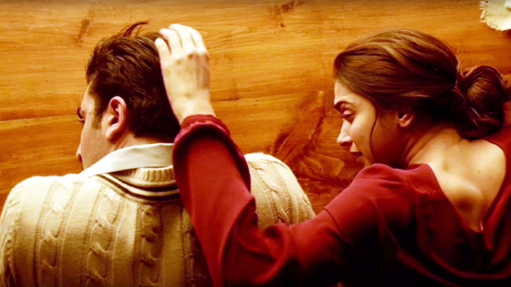 ২০১৫ সালে মুক্তির পর বহু দর্শক বলেছেন, নিজেদের কলেজ জীবনের সম্পর্কের কথা মনে করিয়ে দিয়েছে তারা এবং বেদের রোম্যান্স। ‘আগর তুম সাথ হো’ গানটির দৃশ্যায়নের সময় যেন যাবতীয় আবেগ ঢেলে দিয়েছেন দীপিকা পাড়ুকোন এবং রণবীর কপূর। বাস্তবেও যাঁদের প্রেমে এক সময় মশগুল ছিল বলিউড।