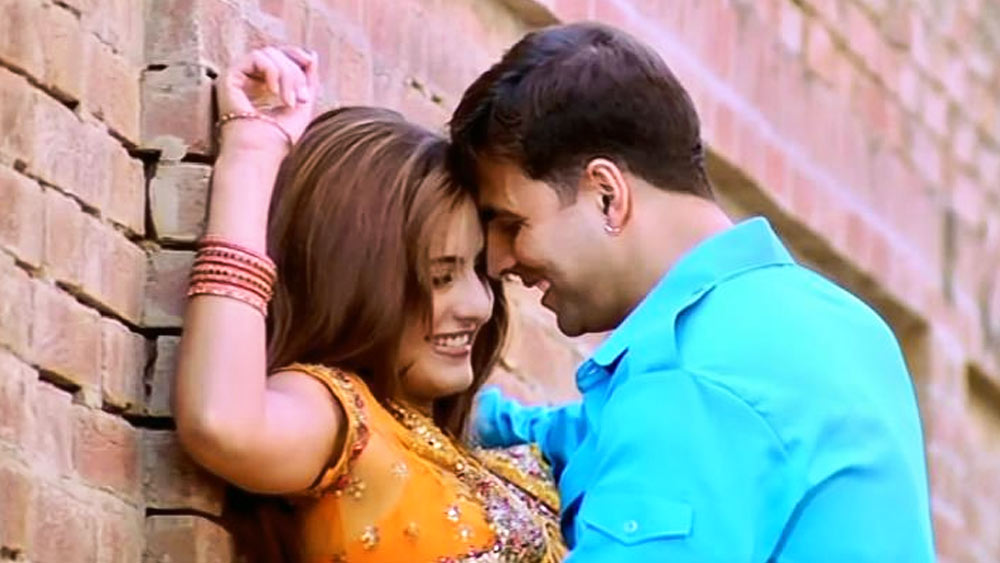 ‘নমস্তে লন্ডন’ ছবিতে ভারত এবং ইন্ডিয়ার দুই বাসিন্দার মধ্যে সম্পর্ক গড়ে তুলেছিলেন পরিচালক বিপুল শাহ। দুই জগতের বাসিন্দা হলেও যশমীত এবং অর্জুনের মধ্যে কি প্রেম সম্ভব? প্রশ্ন তুলেছিলেন বিপুল। পর্দায় সে জবাব দিয়েছেন ক্যাটরিনা কইফ এবং অক্ষয় কুমার। 