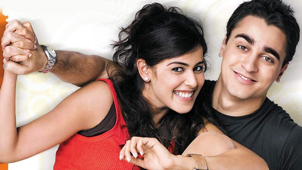 ‘জানে তু... ইয়া জানে না’-র শেষ দৃশ্যটা মনে পড়ে? অদিতিকে ‘প্রোপজ’ করতে ঘোড়ায় চড়ে বিমানবন্দরে ঢুকে পড়েছেন জয়। তার পর সব বাধা ভেঙে অদিতির কাছে এগিয়ে গিয়েছেন। অনেকের মতে, বলিউডি ছবির মধ্যে সেটিই সবচেয়ে রোম্যান্টিক দৃশ্য। এ নিয়ে জোর তর্ক চলতে পারে। তবে পর্দায় যে ফুরফুরে প্রেমের আভাস দিয়েছিলেন জয়-অদিতি, তা যে বেশ জমাটি হয়েছিল।