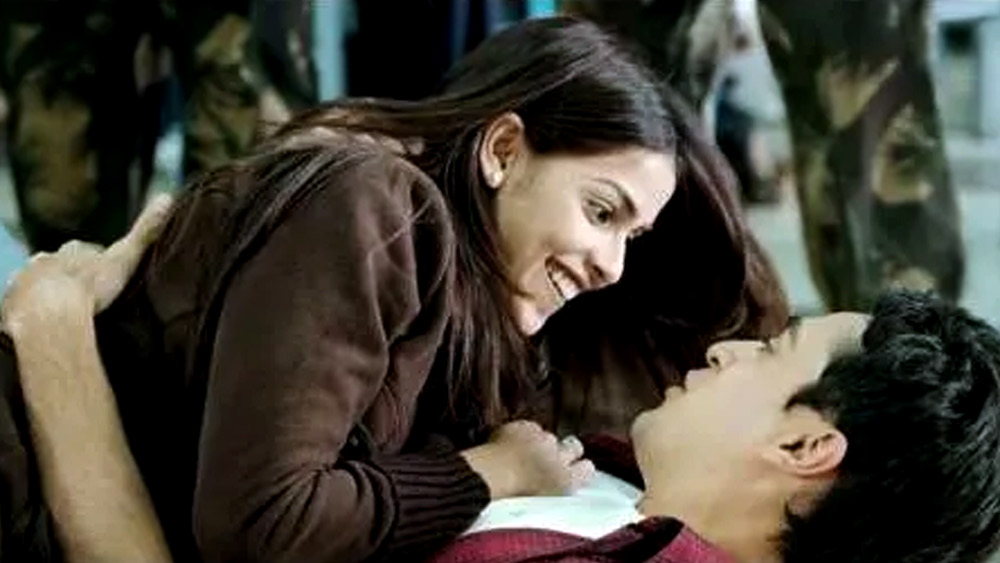 ২০০৮ সালে কলেজপড়ুয়াদের প্রেমের সংজ্ঞা পড়ে শুনিয়েছিলেন ‘জানে তু... ’-র পরিচালক আব্বাস টায়ারওয়ালা। বলিউডে এমন ভারহীন প্রেম আগে নাকি দেখা যায়নি। গাছের ডাল ধরে নেচেগেয়ে অনুভূতির প্রকাশ নয়। বরং ছোট ছোট অভিব্যক্তি দিয়ে আধুনিক প্রজন্মের সম্পর্ককে পর্দায় টেনে এনেছেন ইমরান খান এবং জেনেলিয়া ডি’সুজা। 