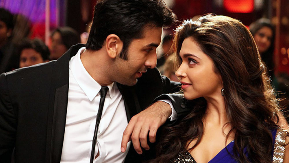 পুরনো বন্ধুর বিয়েতে গিয়েছেন। হঠাৎ নজরে পড়ল আপনার প্রাক্তনও সেখানে হাজির। কী করবেন? এমন পরিস্থিতিতে অনেকেই পড়ে যান। কবীর ওরফে বানি এবং নয়নার ক্ষেত্রেও তেমন হয়েছিল। তার পর... । ‘ইয়ে জওয়ানি হ্যায় দিওয়ানি’-তে পরিচালক অয়ন মুখোপাধ্যায়ের মুন্সিয়ানায় নিজেদের ওই দুই চরিত্রে ঢেলে দিয়েছেন রণবীর কপূর এবং দীপিকা পাড়ুকোন।