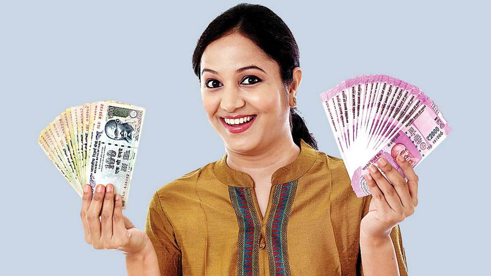 প্রাথমিক পাবলিক অফার (আইপিও) হল এমন একটি প্রক্রিয়া যেখানে বেসরকারি সংস্থাগুলির শেয়ার সর্বসাধারণের কাছে শেয়ারে লেনদেন করার জন্য স্টক এক্সচেঞ্জে তালিকাভুক্ত হয় এবং এটি বেসরকারি সংস্থাকে বিভিন্ন বিনিয়োগের জন্য মূলধন বাড়ানোর অনুমতি দেয়। বলা যেতে পারে, এটি একটি বেসরকারি সংস্থা বা কোম্পানিকে পাবলিক কোম্পানিতে রূপান্তরিত করার একটি প্রক্রিয়া মাত্র। একটি প্রাথমিক পাবলিক অফার কেবল মাত্র কোনও প্রাইভেট সংস্থাকে বৃদ্ধির করার জন্য মূলধনের প্রয়োজনের ইঙ্গিত নয়, এটি এমন একটি প্রতীক যা সংশ্লিষ্ট ব্যবসাকে বিশ্ব মানচিত্রে একটি নির্দিষ্ট জায়গা তৈরি করে দেয়।