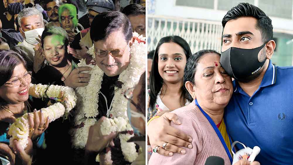 (বাঁ দিকে) সস্ত্রীক সব্যসাচী দত্ত এবং (ডান দিকে) ছেলে-মেয়ের সঙ্গে কৃষ্ণা চক্রবর্তী। 