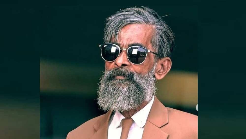 কেরলের কোঝিকোড়ের ওই বৃদ্ধ মাম্মিক্কার দিকে বিশেষ নজর ঘোরাতেন না পড়শিরা। তবে আপাত সাধারণ চেহারার মাম্মিক্কাই আজকাল সকলের নজর কাড়ছেন। বিয়ের স্যুটের মডেল হিসাবে নেটদুনিয়ায় শোরগোল ফেলে দিয়েছেন তিনি। আজকাল তাঁর পরনে উঠছে দামি স্যুট!