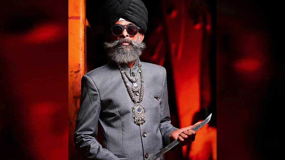 রাতারাতি তারকার খ্যাতি পেলেও মাটি থেকে পা সরেনি মাম্মিক্কার। তিনি জানিয়েছেন, মডেল হিসাবে আলোড়ন তুললেও দিনমজুরি  ছাড়বেন না। এক সময় দিনমজুরি করেই তো সংসার টানতেন মাম্মিক্কা!