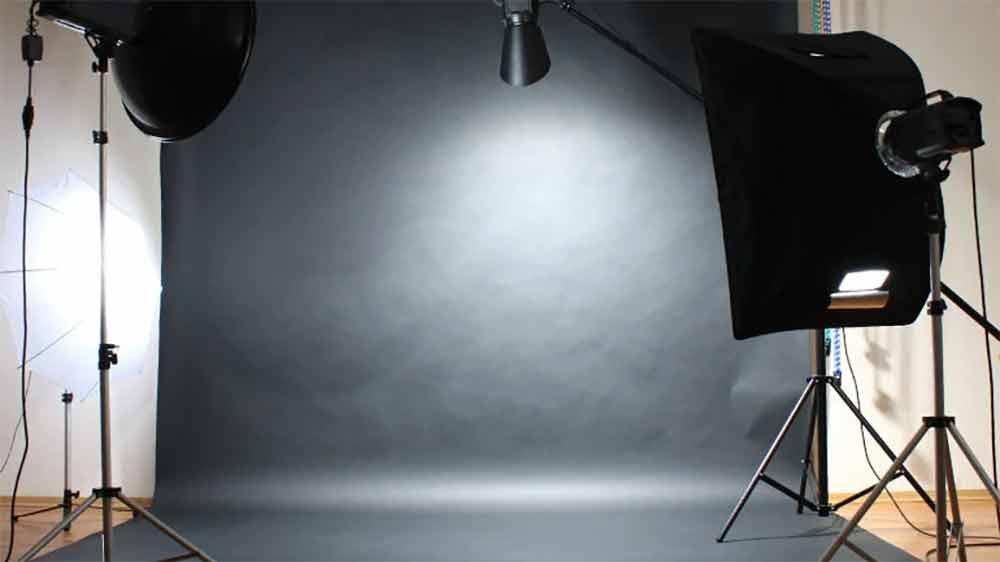 ওয়েডিং স্যুটের মডেলিং করার আগে বেশ কয়েক বার ক্যামেরার সামনে দাঁড় করানো হয়েছিল মাম্মিক্কাকে। নানা ছাঁটকাটের স্যুট, শেরওয়ানি পরিয়ে ছবিও তোলা হয় তাঁর। শেষমেশ বৃদ্ধের ফোটোশ্যুট শুরু করেন শরিক।