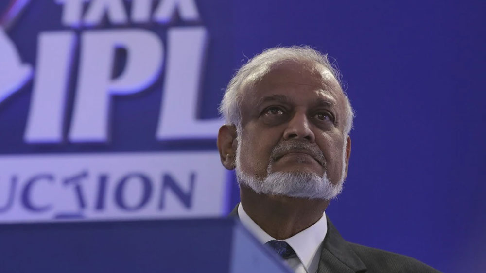 আইপিএল নিলাম চলছিল বেঙ্গালুরুর হোটেলে। সেখান থেকে চারুর বাড়ির দূরত্ব ১০ মিনিট। বাড়িতেই ছিলেন চারু। পরিবারের সঙ্গে মধ্যাহ্নভোজ সারছিলেন। ঠিক সেই সময় তাঁকে ফোন করেন আইপিএল-এর গভর্নিং কাউন্সিলের চেয়ারম্যান ব্রিজেশ পটেল।