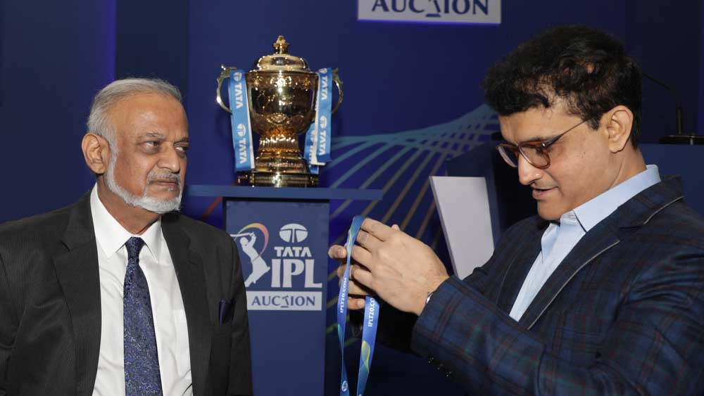 ফোনে চারুকে ব্রিজেশ জিজ্ঞাসা করেন, তিনি কোথায় আছেন। বাড়িতে আছেন শুনে তাঁকে জানান যে এডমিডেস অসুস্থ হয়ে পড়েছেন। তাই তাঁকে তখনই নিলামে আসতে হবে। সব শুনে মাত্র ১৫ মিনিটের মধ্যে তৈরি হয়ে হোটেলে পৌঁছে যান চারু। সময় দিতে না পারায় পরিবারের কা‌ছে ক্ষমাও চেয়ে নেন তিনি।