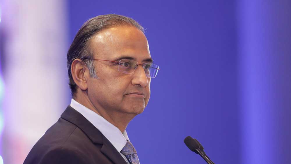 বেঙ্গালুরুতে থাকলেও জৈবদুর্গের মধ্যে ছিলেন না তিনি। এ দিকে নিলামে উপস্থিত সবাইকে জৈবদুর্গে থাকতে হয়েছে। তাই চারুর মনে কিছুটা সংশয় ছিল। তিনি নিলামে ঢুকতে পারবেন কি না সে বিষয়ে নিশ্চিত ছিলেন না।