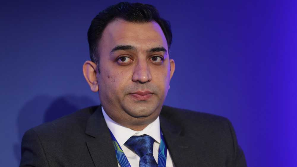 হোটেলে ঢোকার আগে ব্রিজেশকে ফোন করেন চারু। আইপিএল-এর সিওও তথা বিসিসিআই-এর সিইও হেমঙ্গ আমিন নিজে এসে তাঁকে ভিতরে নিয়ে যান। তবে কোভিডের দু’টি টিকা ও বুস্টার ডোজ নেওয়া ছিল তাঁর। ছিল সেই সপ্তাহেই করা নেগেটিভ আরটি-পিসিআর রিপোর্ট। তার পরেও এক বার কোভিড পরীক্ষা করাতে হয় তাঁকে।