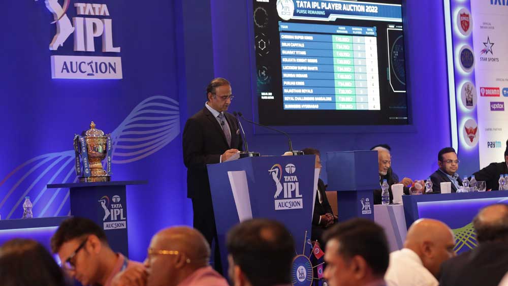 টিকা নেওয়া থাকলেও জৈবদুর্গে না থাকায় নিলামের আগে বা পরে বিশেষ কারও সঙ্গে কথা বলেননি চারু। দূর থেকেই সৌজন্য বিনিময় করেছেন। কোনও ঝুঁকি নিতে চাননি তিনি।