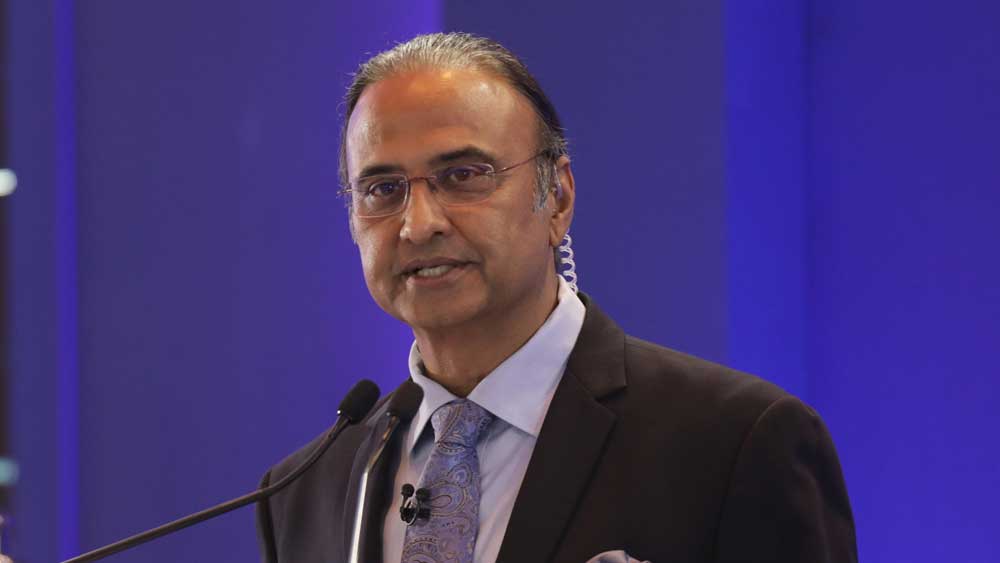 নিলাম মঞ্চে ওঠার আগে চারু বুঝতে পারেন একটা বড় ভুল গয়ে গিয়েছে। তাড়াহুড়োয় নিজের ইয়ারপিস আনতে ভুলে গিয়েছেন। নিলাম চলাকালীন এই ইয়ারপিসের মাধ্যমেই আয়োজকরা তাঁর সঙ্গে যোগাযোগ রাখতে পারতেন।