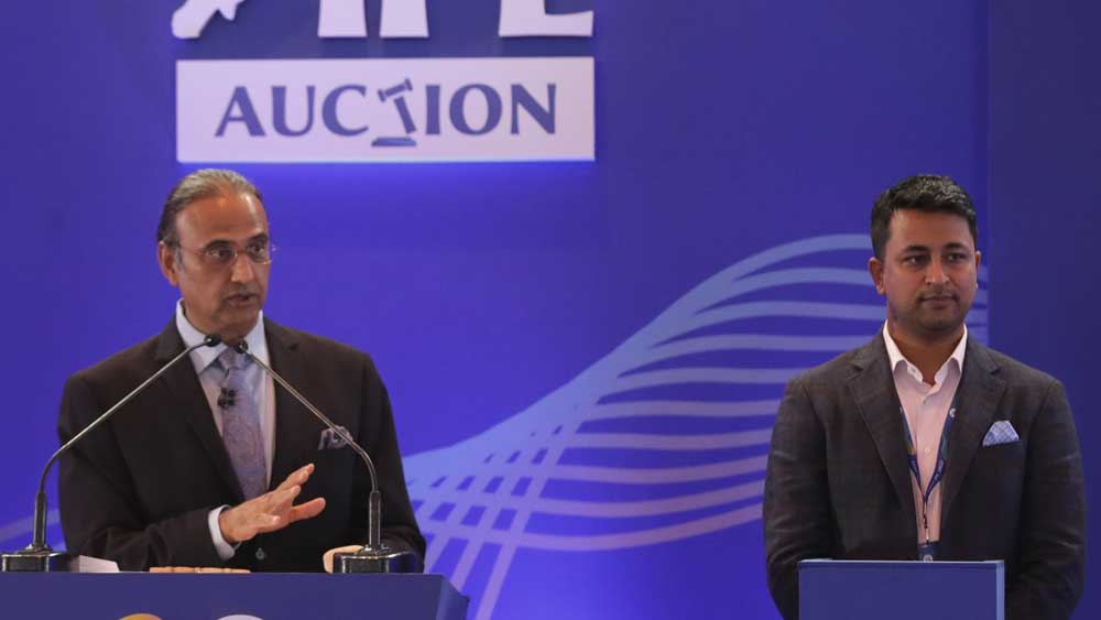 খেলার দুনিয়ার সঙ্গে বহু দিন যুক্ত থাকলেও এর আগে আইপিএল-এর নিলাম কোনও দিন করেননি। খোঁজও রাখেননি। তাই প্রথমে একটু ভয় লেগেছিল। অল্প সময়ের মধ্যে পুরো বিষয়টি বুঝে নেন তিনি। নিলামের সময় বেশ কিছু পুরনো বন্ধুদের দেখেন। তাতেই সব শঙ্কা দূর হয়ে যায়।