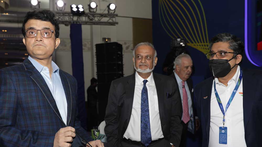 শনিবার নিলাম পরিচালনার পরে রবিবারও তাঁকে সেই কাজ করতে হবে কি না তা জানতেন না চারু। ব্রিজেশ তাঁকে বলেন রবিবার সকাল ৯টার মধ্যে তাঁকে ফোন করে জানিয়ে দেবেন যে তাঁকে সে দিনও প্রয়োজন কি না।