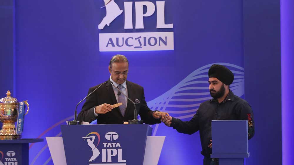 রবিবার চারুর কাছে ফোন যায়। তাঁকে ১১টার মধ্যে হোটেলে চলে আসতে বলা হয়। ব্রিজেশ জানান, এডমিডেস সুস্থ বোধ করলে নিলামের শেষ দিকে আসবেন তিনি।