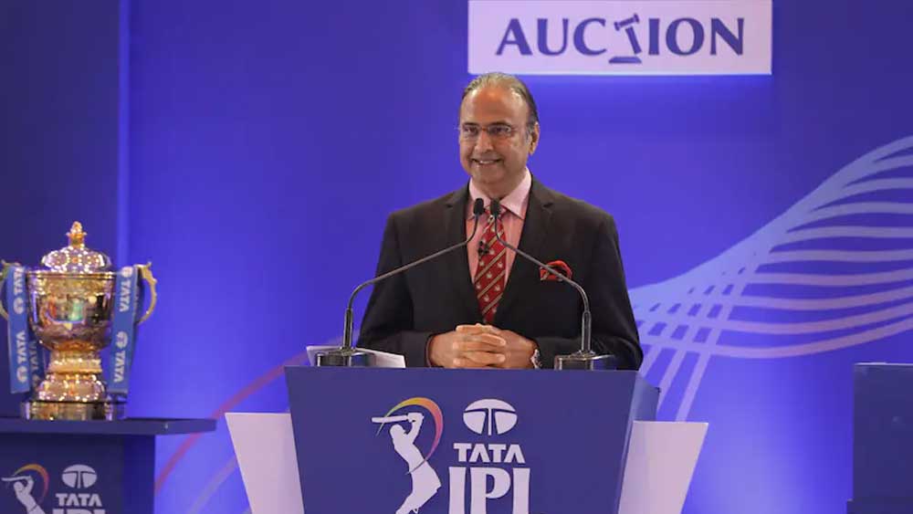 শুধু এডমিডেস নন, চারু যে ভাবে নিলাম সঞ্চালনা করেছেন তার প্রশংসা করেন ব্রিজেশও। উপস্থিত সবাই দাঁড়িয়ে হাততালি দিয়ে তাঁকে ধন্যবাদ জানান।