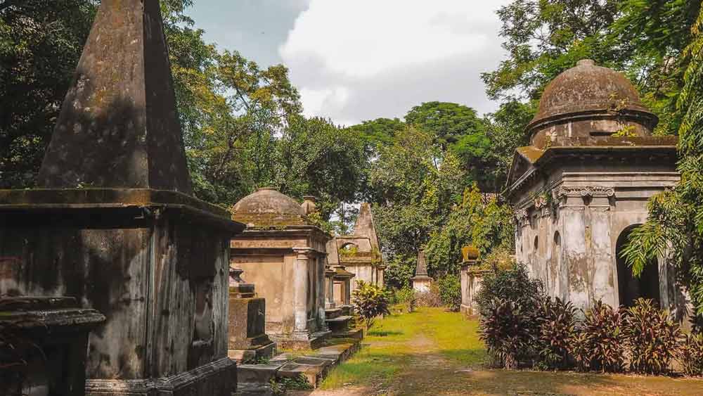 আপনি যদি ইতিহাসপ্রেমী হন, তবে পার্ক স্ট্রিটের কবরস্থানটি দেখা বিশেষ প্রয়োজনীয়