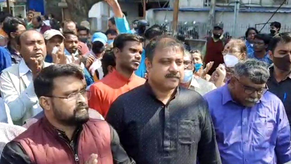 আসানসোলে জেলাশাসকের দফতরের সামনে বিজেপি-র বিক্ষোভ।