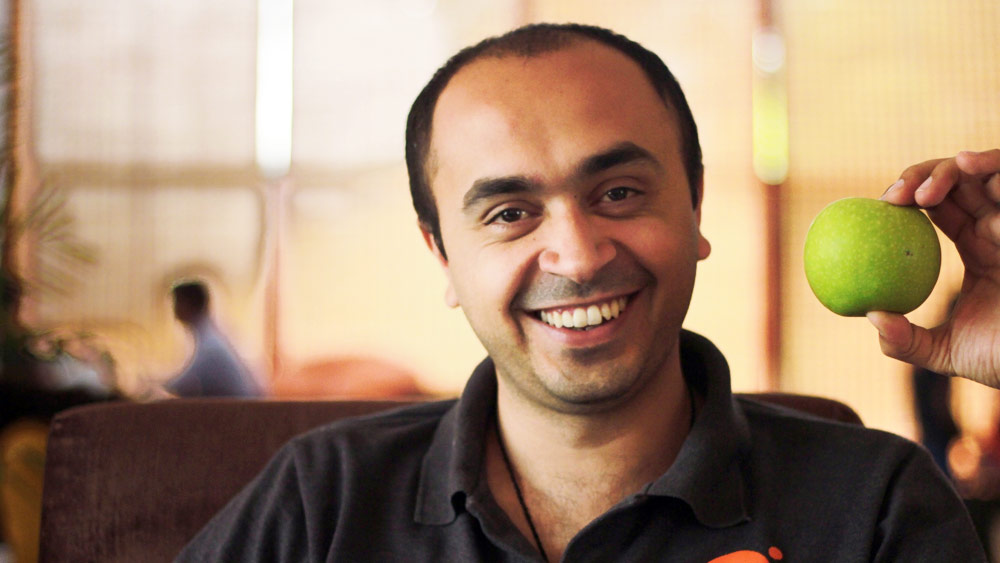 আমজনতার কাছে হয়তো পরিচিত নন অলবিন্দ্র। তবে তাঁর সংস্থার নাম অচেনা নয়। এককালে গ্রোফার্স নামে পরিচিত সেই সংস্থাই ব্লিঙ্কিট হিসাবে নতুন চেহারায় এসেছে। তবে নামবদল করলেও আগের মতোই দ্রুতগতিতে মুদিখানার জিনিসপত্র ঘরে ঘরে পৌঁছে দিচ্ছে অলবিন্দ্রর সংস্থা। ২০২০ সালের অর্থবর্ষে যার মুনাফার পরিমাণ ছিল ২ হাজার ২৮৯ কোটি টাকা। 