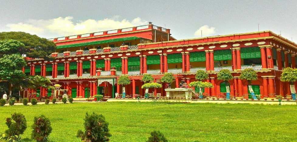 জোড়াসাঁকো ঠাকুর বাড়ি এখন ঠাকুর পরিবারের তথ্য এবং ব্যবহৃত জিনিসপত্রের সংগ্রহশালা