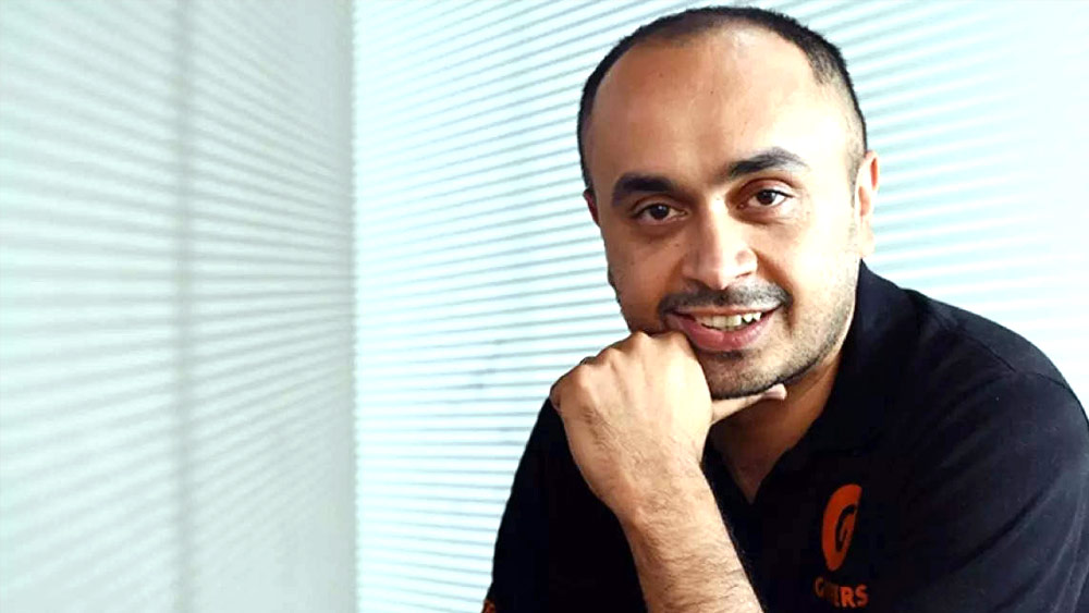 গ্রোফার্সের মতো স্টার্ট-আপ শুরু করার আগে আমেরিকার দু’টি বহুজাতিক সংস্থায় কাজ করেছেন অলবিন্দ্র। তার পর দেশে ফিরে জোম্যাটোতেও উঁচু পদে ছিলেন তিনি। দিল্লি আইআইটি-র স্নাতক হওয়ার পর আমেরিকায় পাড়ি দেন অলবিন্দ্র। এক সময় ট্রান্সপোর্টেশন এবং লজিস্টিক্স নিয়ে পেশাদারি দক্ষতা অর্জন করেন তিনি।