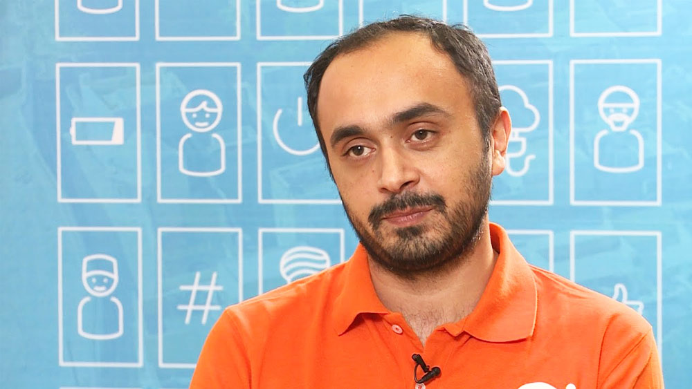 ২০০৫ সালে আমেরিকার বহুজাতিক সংস্থা ইউআরএস কর্পোরেশন-এ ট্রান্সপোর্টেশন অ্যানালিস্ট হিসাবে যোগ দিয়েছিলেন অলবিন্দ্র। দু’বছর পর সংস্থা বদল করে কেমব্রিজ সিস্টেমেটিক্স-এর সিনিয়র অ্যাসোসিয়েট হন। আমেরিকার ওই দুই বহুজাতিক সংস্থায় মোটা মাইনের চাকরি করলেও তখন থেকেই নিজের সংস্থা খোলার ইচ্ছে পুষে রেখেছিলেন। আচমকাই সে সুযোগ এসে যায়। 