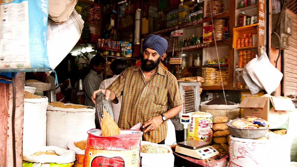 চাল-ডাল-নুন-তেল কিনতে পাড়ার মুদিখানার উপরেই ভরসা করেন অনেকে। আজকাল মোবাইল অ্যাপের মাধ্যমে অর্ডার দিয়েও সে সমস্ত নিত্যপ্রয়োজনীয় পণ্য কিনছেন তাঁরা। কিন্তু বছর কয়েক আগেও এ ভাবে কেনাকাটায় অভ্যস্ত ছিলেন না মধ্যবিত্তেরা। তাঁদের কেনাকাটার ধরন বদল দেওয়ার পিছনে অলবিন্দ্র ঢিঢসার যথেষ্ট হাত রয়েছে।