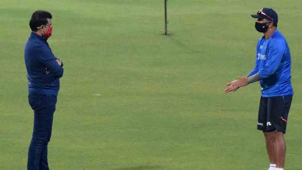 মঙ্গলবার ইডেনে ভারতীয় দলের কোচ রাহুল দ্রাবিড়ের সঙ্গে কথা বলছেন বিসিসিআই সভাপতি সৌরভ গঙ্গোপাধ্যায়।