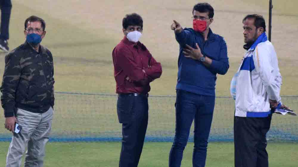 ইডেনে সৌরভের সঙ্গে সিএবি যুগ্ম সচিব দেবব্রত দাস, সভাপতি অভিষেক ডালমিয়া এবং পিচ প্রস্তুতকারক সুজন মুখোপাধ্যায়।