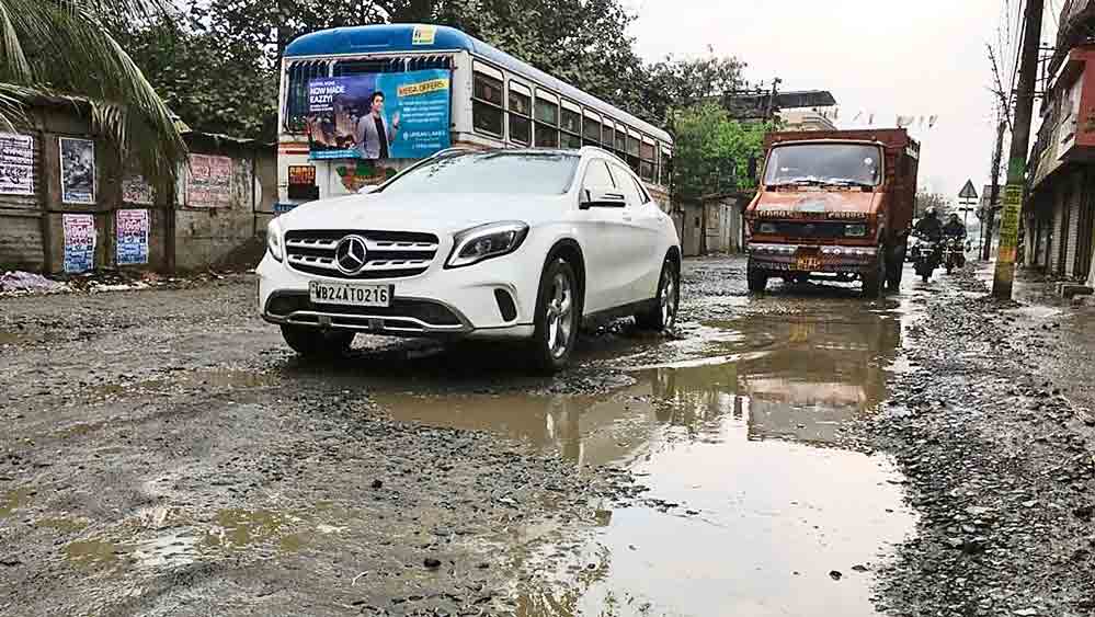 কঙ্কালসার: এই রাস্তাতেই পাথর ছিটকে আহত হয়েছেন স্থানীয় বাসিন্দা, নবতিপর এক বৃদ্ধা। এর পরে টায়ার জ্বালিয়ে অবরোধ করেন এলাকার লোকজন। মঙ্গলবার, টিটাগড়ের ঘোষপাড়া রোডে। 