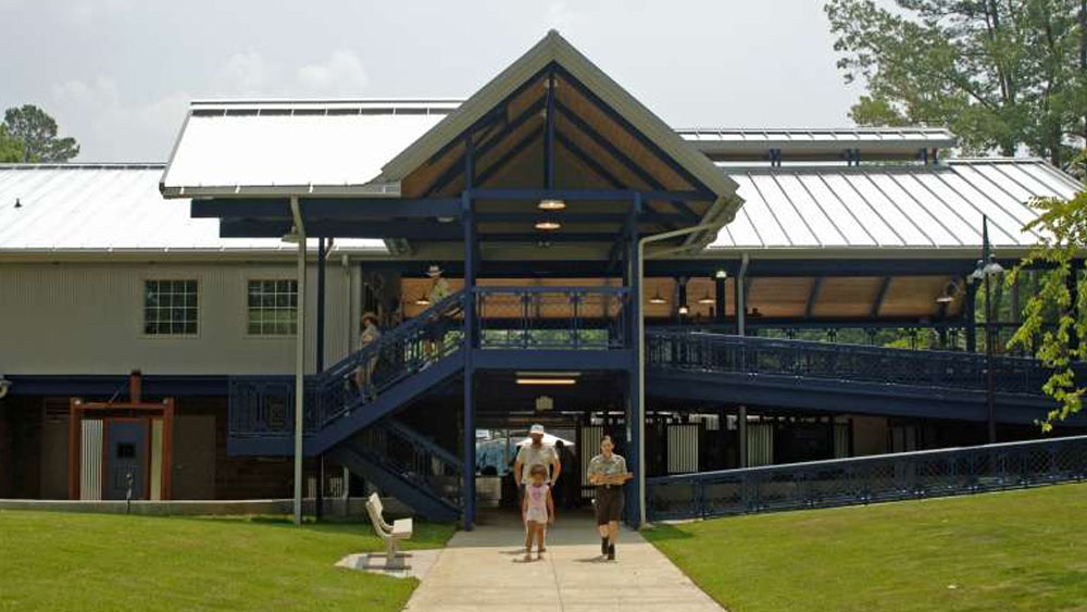 বস্তুত, এটিই দুনিয়ার একমাত্র হিরের খনি, যেখানে ঢুকতে কোনও সরকারি দরপত্র ভরতে হবে না। অর্থাৎ, আমজনতার জন্য তার দ্বার অবারিত। ফলে এখানে ঢুকে হিরের খোঁজে খোঁড়াখুঁড়ি করতে পারেন যে কেউ। শর্ত একটাই— পার্কে ঢুকতে অনলাইনে বা সশরীরে টিকিট কাটতে হবে। সেই ব্যবস্থা তো বহু পার্কেই রয়েছে। তবে সেগুলিতে কি হিরে পাওয়া যায়? আমেরিকার ওই পার্কে প্রতি দিন গড়ে দু’টি করে হিরের খোঁজ মেলে। ফলে সেখানে আমজনতার ভিড় লেগেই রয়েছে।