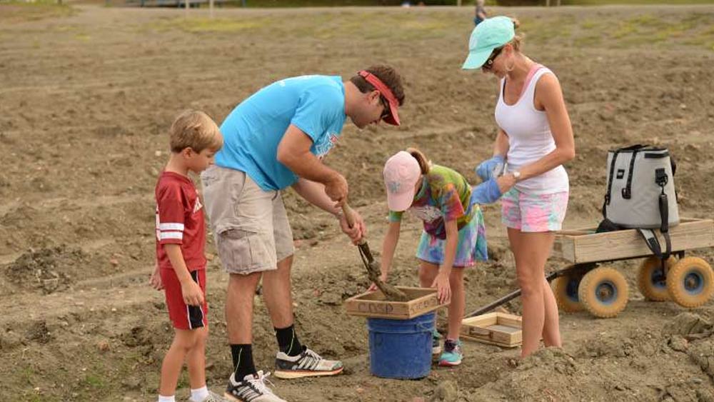 খনি বলতে সাধারণত যে ছবি ভেসে আসে, এটি অবশ্য তা নয়। প্রাকৃতিক ভাবে একটি পাইপের আকারে গর্ত তৈরি হয়েছিল ওই পার্কে। প্রায় সাড়ে ন’কোটি বছরের ক্ষয়িষ্ণু আগ্নেয়গিরির অংশ হল ওই পাইপটি। বার বার অগ্ন্যুৎপাতের জেরে যা পাইপের আকারে গর্তের চেহারা নিয়েছে।