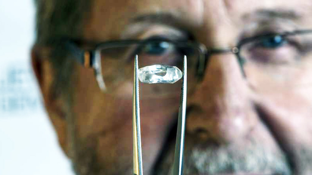 শতাব্দী প্রাচীন ওই পার্কে হিরের খোঁজ চলছে সেই ১৯০৬ সাল থেকে। তখন অবশ্য এর মালিকানা ছিল জনৈক জন হাডলসটনের কাছে। ১৯৭২ সালে একে স্টেট পার্কের মর্যাদা দেয় আরকানসাস ডিপার্টমেন্ট অব পার্কস অ্যান্ড ট্যুরিজম।