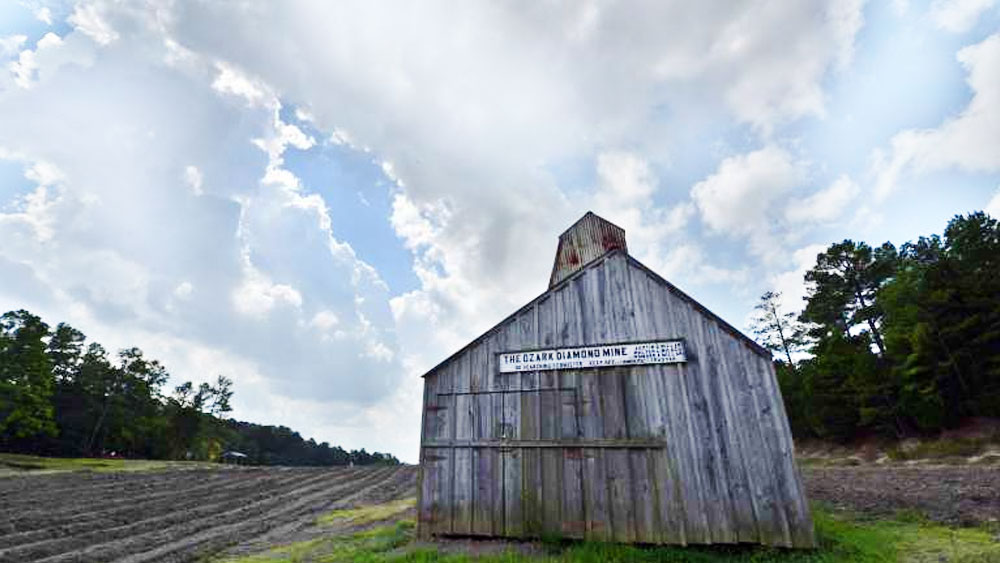 পার্কের ইতিহাস ঘাঁটলে জানা যায়, ১৯০৬ সালের অগস্টে তাঁর ২৪৩ একর খামারবাড়ির জমিতে দু’টি অদ্ভুত দেখতে স্ফটিক খুঁজে পান হাডলসটন। পরের মাসে লিটল রক নামে এক বিনিয়োগকারী গোষ্ঠীর কাছে ওই ২৪৩ একরের একাংশ বেচে দেন হাডলসটন এবং তাঁর স্ত্রী সারা। 