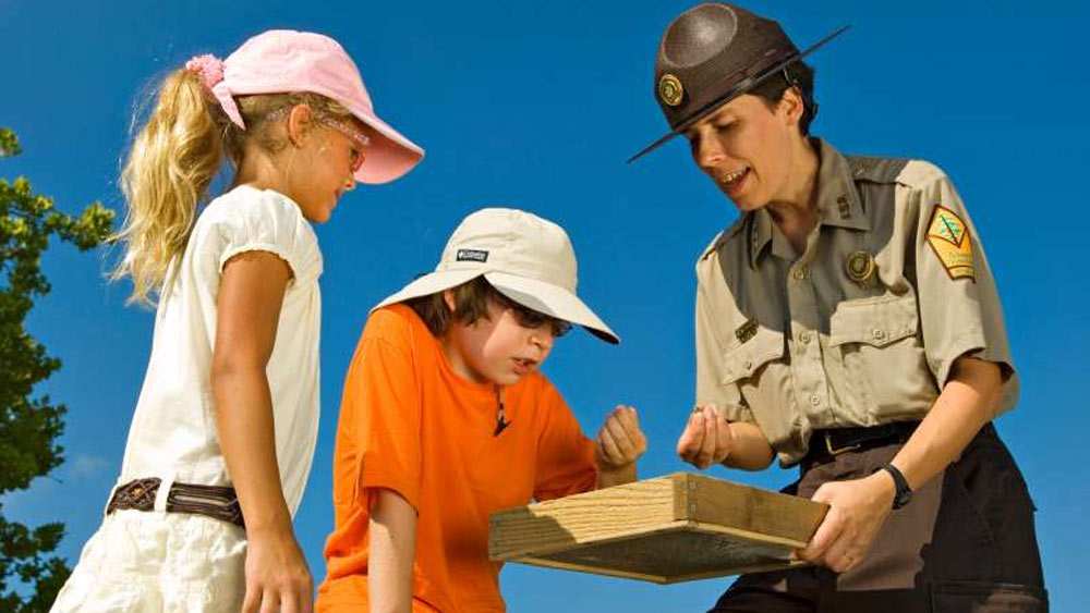 হিরের টানে ওই জায়গাটি পর্যটকদের কাছেও আকর্ষণের কেন্দ্রবিন্দু হয়ে ওঠে। অনেকের দাবি, হিরের খোঁজে আসা পর্যটকেরা ওই জমির আশপাশেই আস্ত একটি তাঁবু-শহর গড়ে ফেলেছিলেন। তার নাম দিয়েছিলেন ‘কিম্বার্লি’। পুরোটাই দক্ষিণ আফ্রিকার বিখ্যাত হিরের খনি-শহর কিম্বার্লির নামে। যদিও আমেরিকায় কিম্বার্লি শহরের গোড়াপত্তন নিয়ে এ গল্পে বিশ্বাসী নন অনেকে। ধীরে ধীরে হিরে খোঁজার উৎসাহীদের সংখ্যাও কমে যায়।