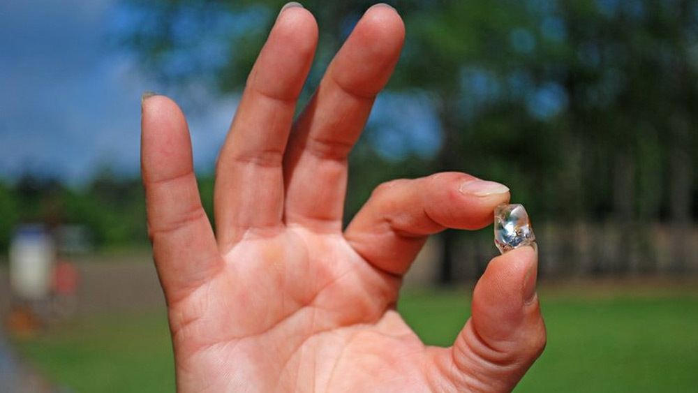 ১৯৫১ সালে ওই হিরের খনিকে কেন্দ্র করে পর্যটকদের ভিড়ের ফায়দা তুলতে এগিয়ে এসেছিলেন লেখক তথা প্রোমোটার হাওয়ার্ড এ মিলার এবং তাঁর স্ত্রী মোডিয়ান। দেশ জুড়ে প্রচার শুরু করেন তাঁরা। ফলও মিলেছিল হাতেনাতে। ভিড় করেছিলেন পর্যটকেরা। ১৯৫৬ সালে ওই গর্ত থেকে ৩৪.২৫ ক্যারাট বা ৬.৮৫০ গ্রামের নীল রঙের হিরে খুঁজে পান জন পোলক। এর পরই ওই জায়গা ঘিরে নানা কথা ছড়িয়ে পড়ে।