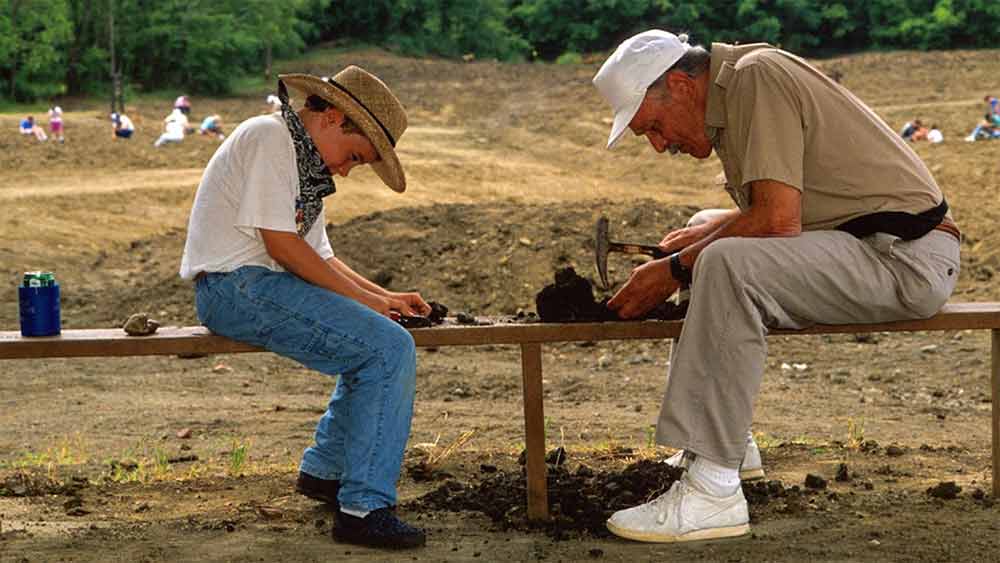 হিরের খনি ঘিরে এ বার প্রতিযোগিতাও শুরু হয়েছিল। রস্কো জনস্টন নামে এক ব্যবসায়ী ওই জমির উপরে ‘আরকানসাস ডায়মন্ড মাইন’ খুলে বসেন। রেষারেষিতে দুই গোষ্ঠীরই লোকসান হয়েছিল। আসরে নেমেছিল টেক্সাসের সংস্থাও। ’৭১-এর জুলাইতে ওই সম্পত্তির মালিকানা নেয় ডালাসের জিই ইন্ডাস্ট্রিজ (জিএফআই)। এর পর থেকে বেশ কিছু একর জমি বেচে দিয়েছিল ওই সংস্থা। তবে হিরের খনির আকর্ষণ কমেনি।