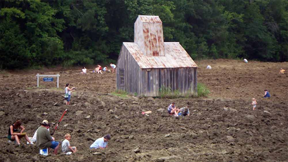 টিকিট কেটে পার্কে ঢোকার পর নিজেদের যন্ত্রপাতি নিয়েই খোঁড়াখুঁড়ি করতে পারেন। অথবা চাইলে সেগুলি ভাড়াও নিতে পারেন। তবে ব্যাটারি বা মোটরচালিত যন্ত্র নিয়ে ঢোকা নিষিদ্ধ।