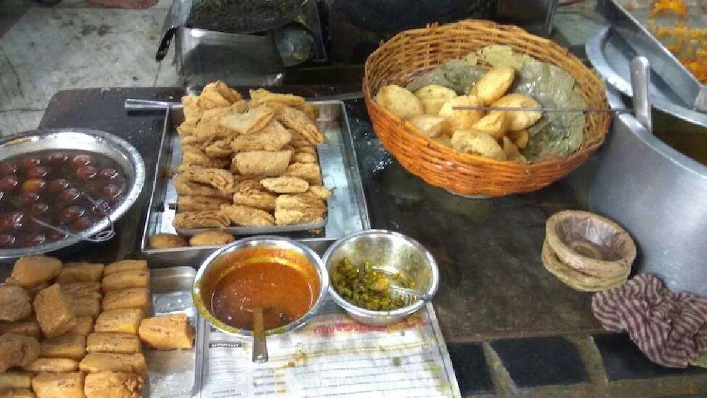 জিভে জল আনা কচুরি-জিলিপি গরম গরম খেতে চাইলে শহরে রয়েছে একাধিক জায়গা।