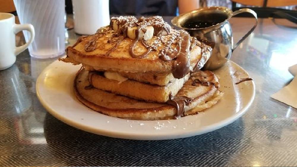 কম খরচে খাওয়ার জন্য সদর স্ট্রিটের ব্লু স্কাই ক্যাফে বা রাজের স্প্যানিশ ক্যাফে চলে যেতে পারেন। 